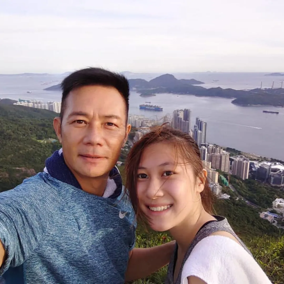 張兆輝21歲女兒張卓姿被讚似鍾嘉欣  坦言「覺得自己唔靚 」自小成績優異！