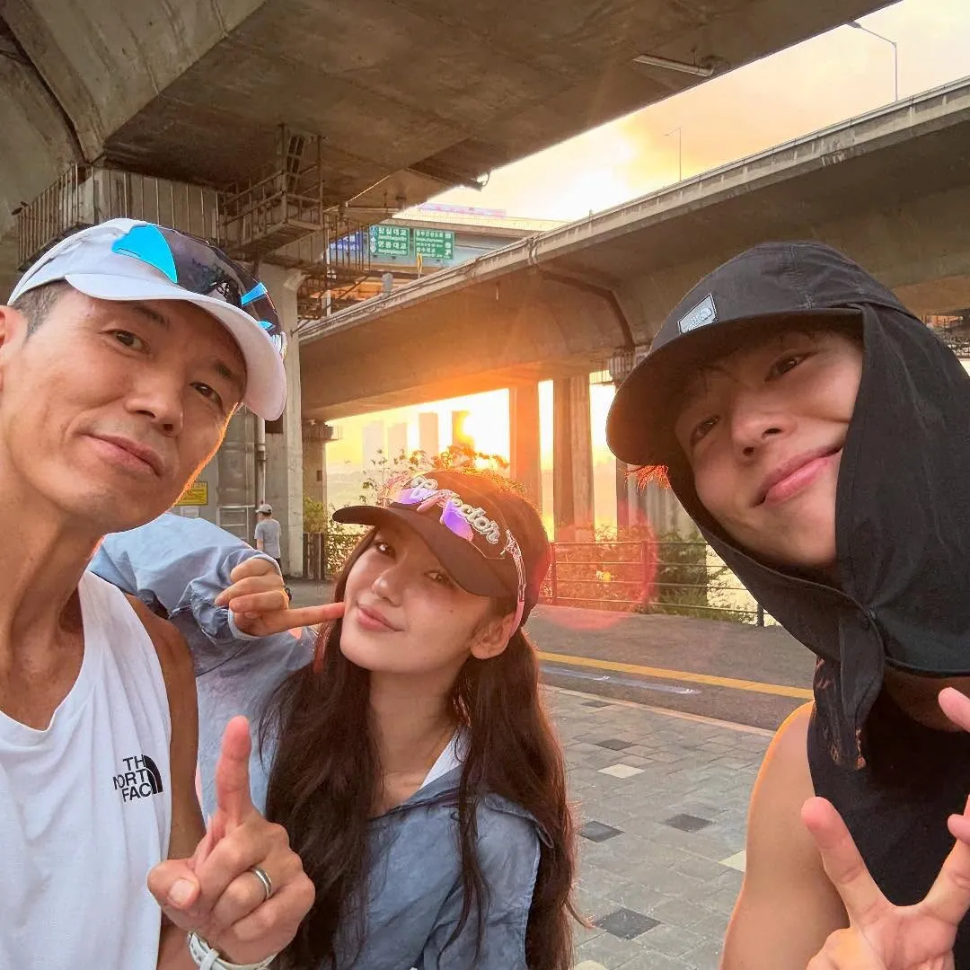 NewJeans成員與朴寶劍原來是跑步朋友！素顏練跑合照首度曝光！精緻五官仍然驚艷