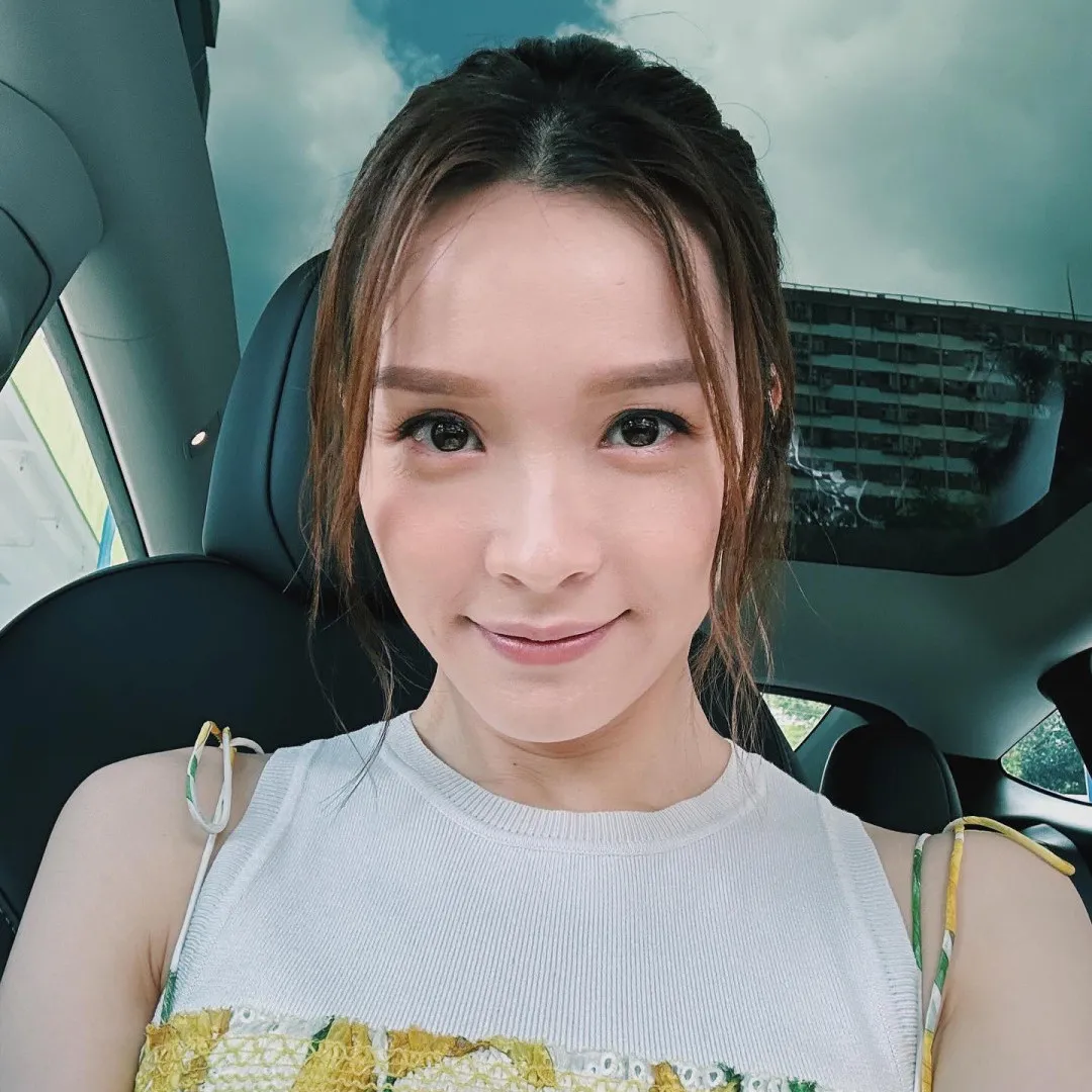 李佳芯晒長腿獻唱終身美麗！大展歌喉平反魔音稱號！網民激讚唱功進步神速