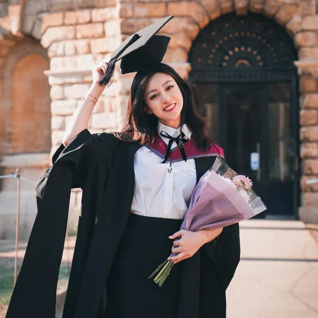 28歲前港姐亞軍離巢後牛津碩士畢業！畢業袍美照驚艷網民︰人生勝利組！