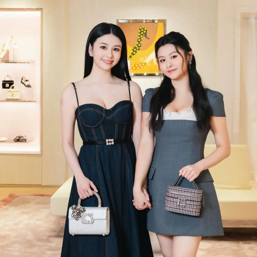 沈月沈日首次姊妹檔現身時裝活動！低胸造型騷天賦好身材！大爆妹妹無意入行！