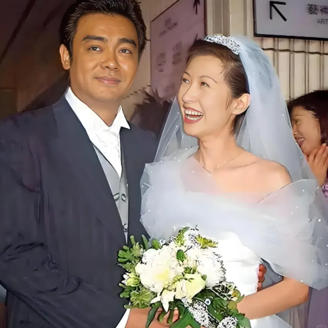 劉青雲夫婦情侶裝現身茶餐廳獲讚親民無架子！郭藹明素顏狀態震撼網民：還是記憶中那麼美！