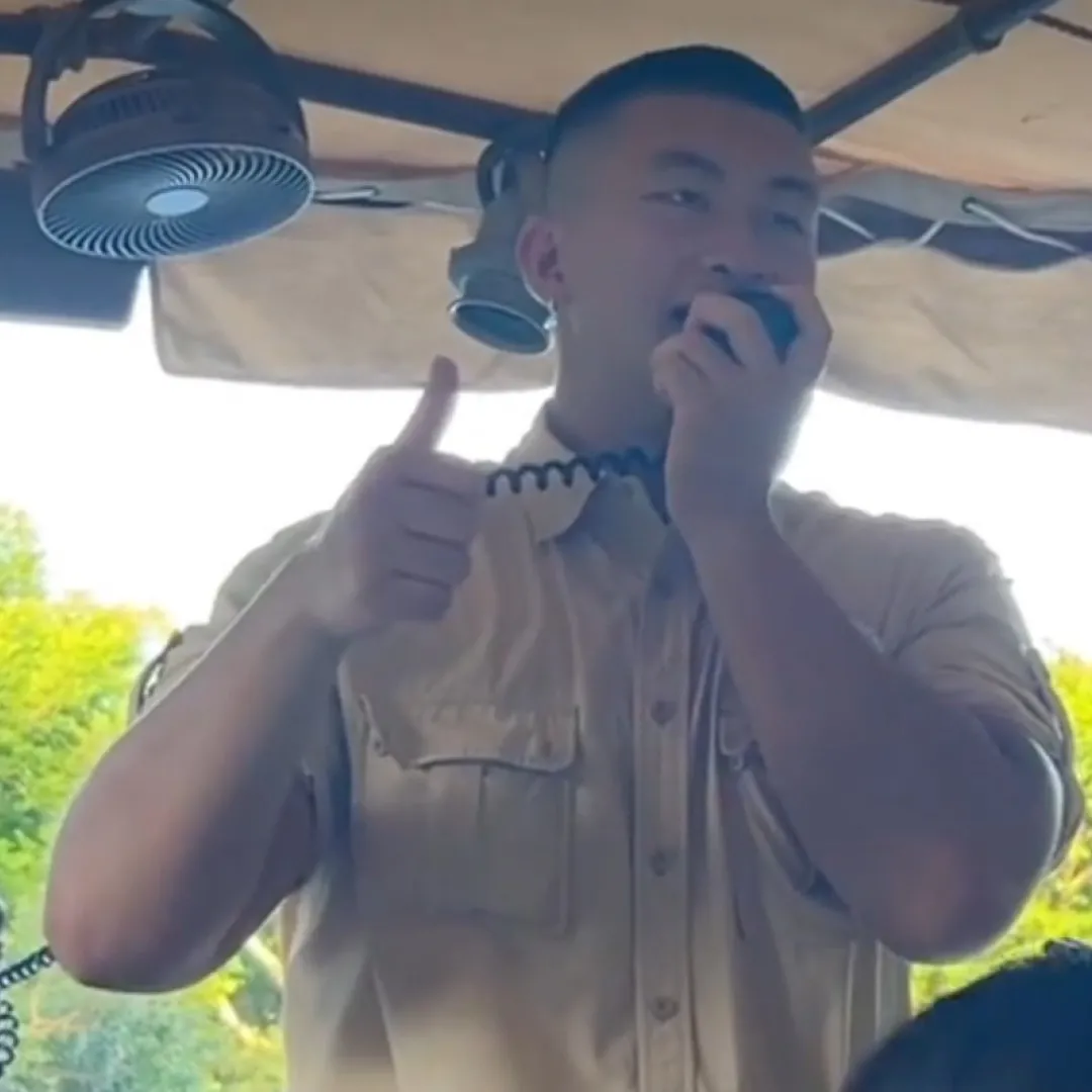 迪士尼樂園「爆肌船長」成打卡焦點！幽默感俘虜全船網民起底舊照反差太大！