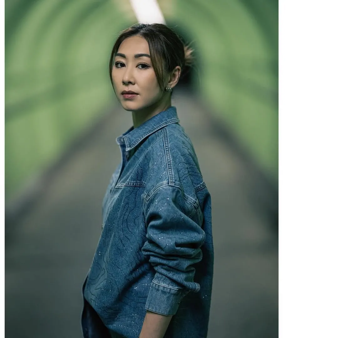 胡定欣內地登台造型被嘲老土似師奶！網民狠批：打扮老了十年！