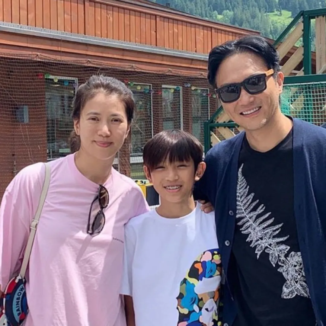 袁詠儀張智霖18歲仔仔正面樣終於曝光！濃眉大眼盡得父母真傳！網民驚呼撞樣金城安！