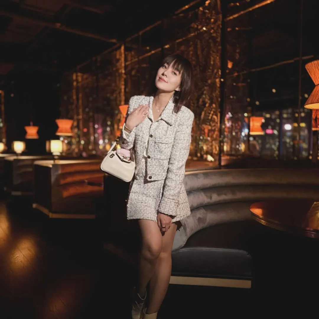 翁嘉穗同框元祖級「東張女神」Gucci活動！低胸貼身褲造型獲讚不似50+！