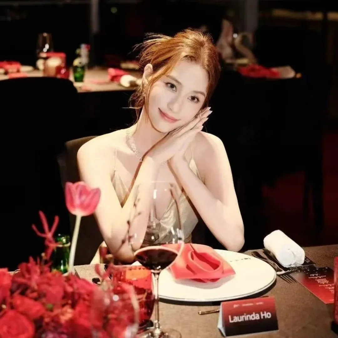 何超蓮Deep V金裙現身盡顯豐滿身材！結婚2年屢傳婚變曾做暖宮火療備孕？！