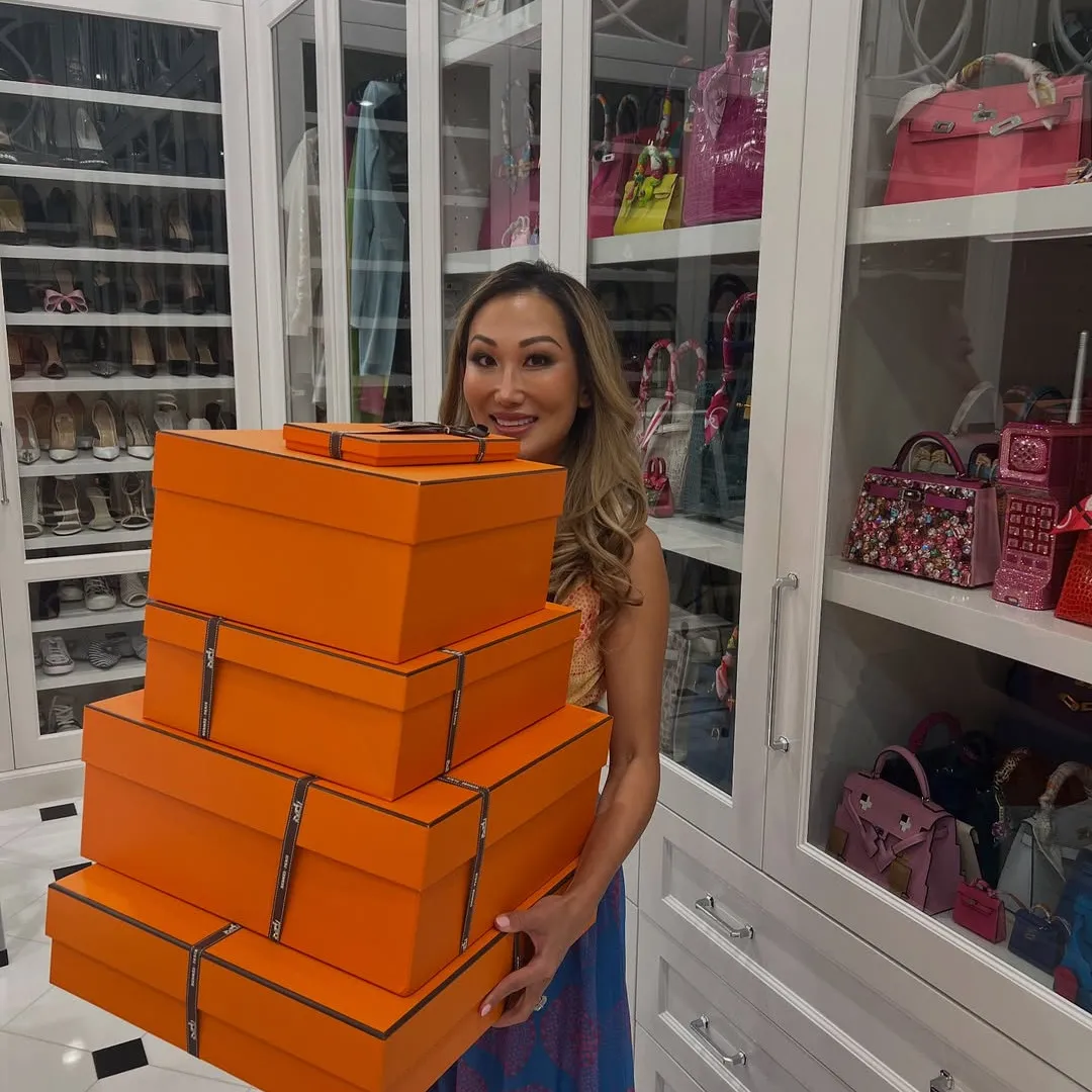 名牌手袋似武器被禁上機？！網紅副教授機場遭安檢員無情吐槽兼攔截