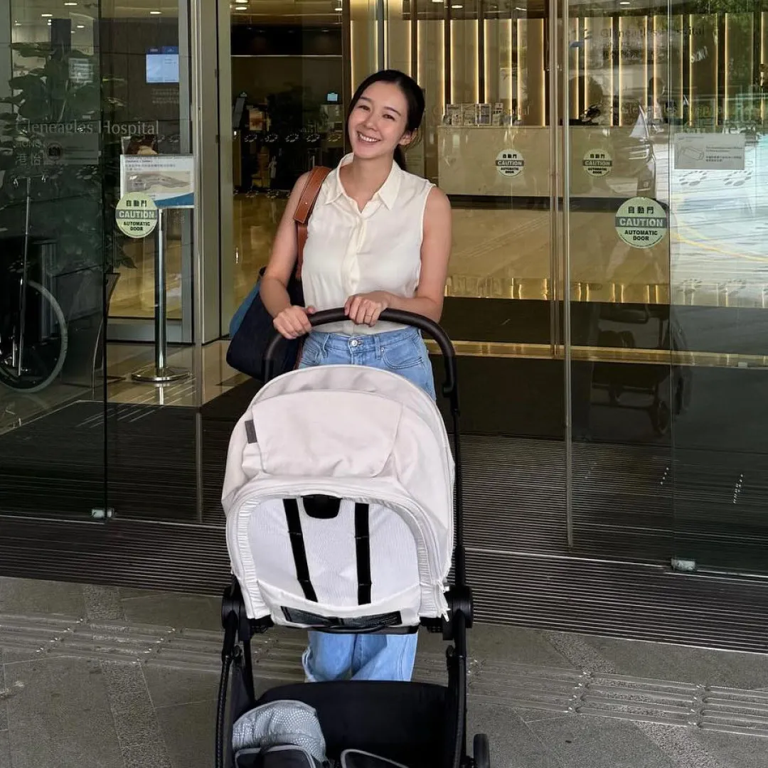 麥明詩罕晒仔仔雙下巴萌照 BB好肉地坐定定睇醫生超可愛！