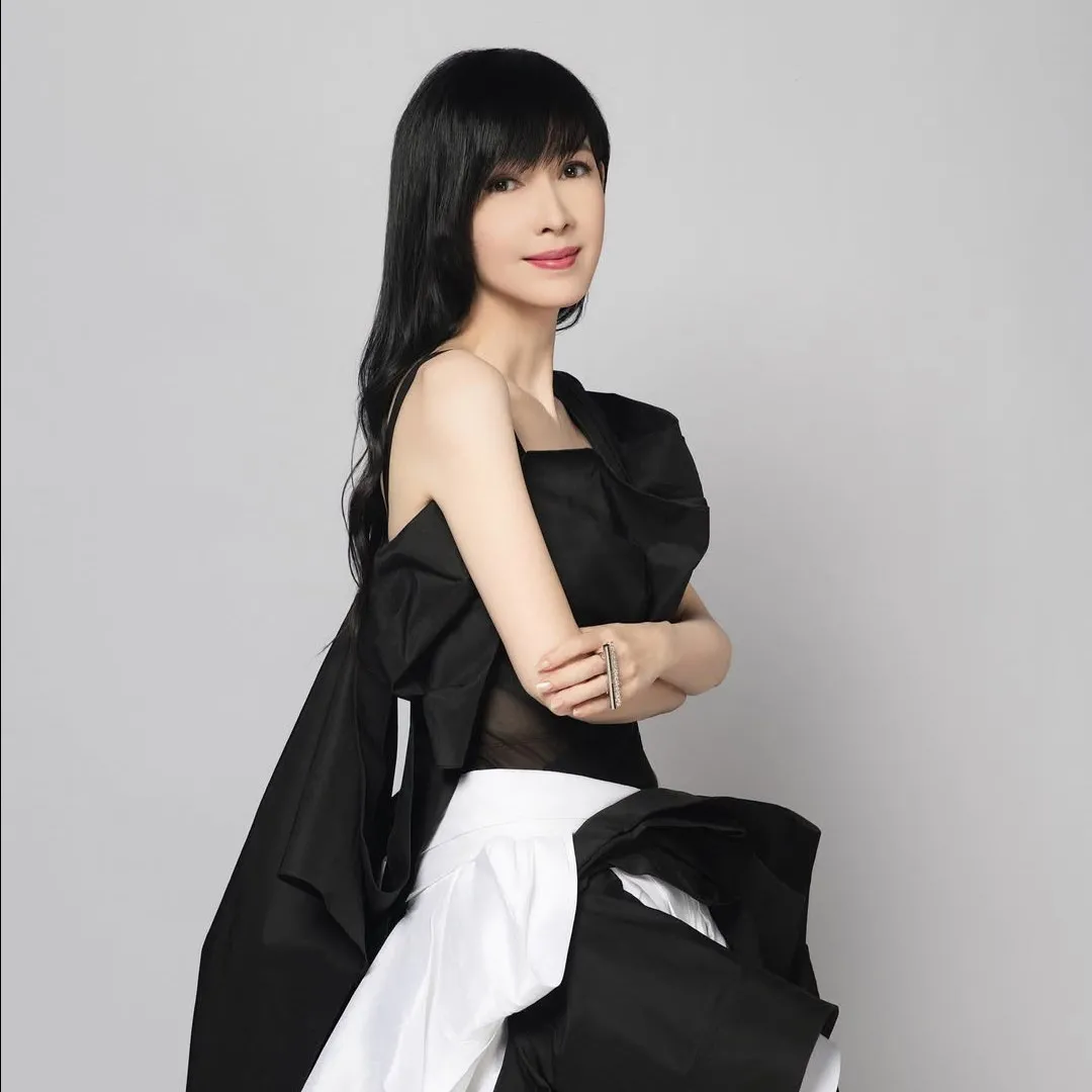 57歲一代女神周慧敏生圖曝光被指顏值大倒退！眼紋湧現皮膚鬆弛比普通人更老？