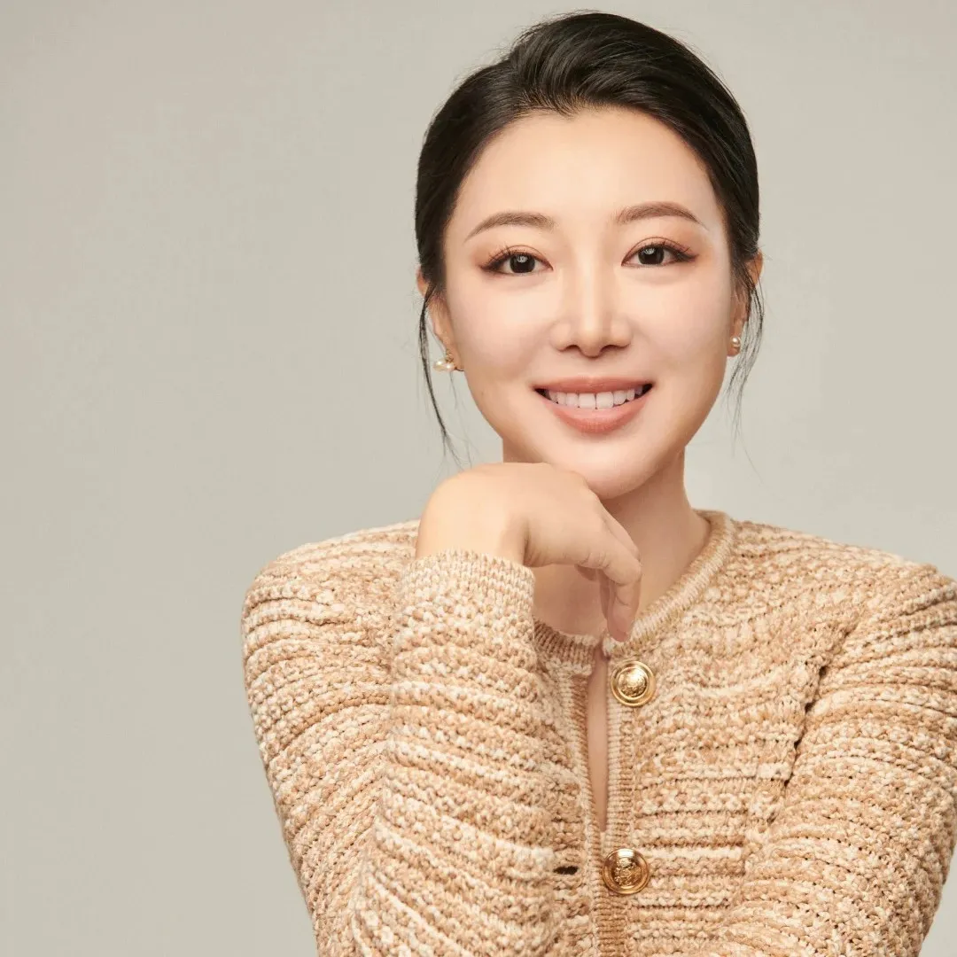 前港姐季軍馬賽榮升女強人獲邀參觀知名企業！大晒富貴行頭！朋友圈都是非富則貴？