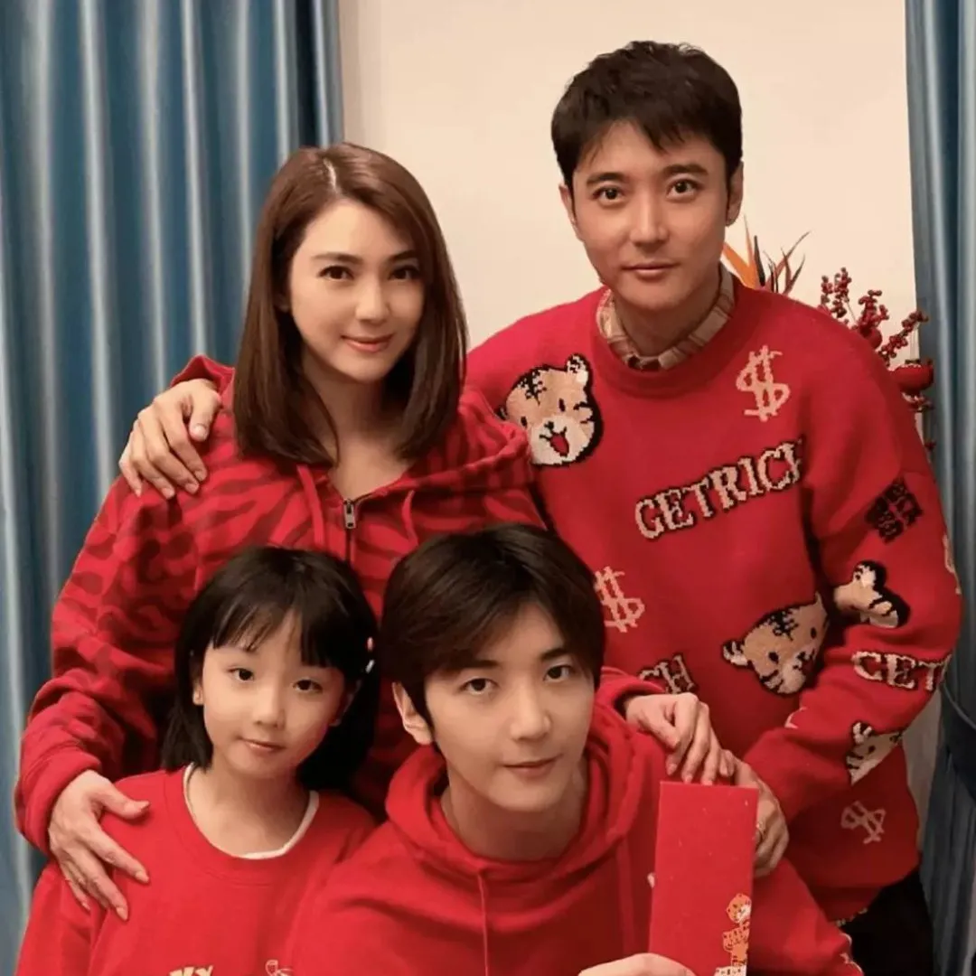 洪欣11歲細女近照曝光！暴風成長挑染新潮髮型！五官倒模爸爸星味極濃！