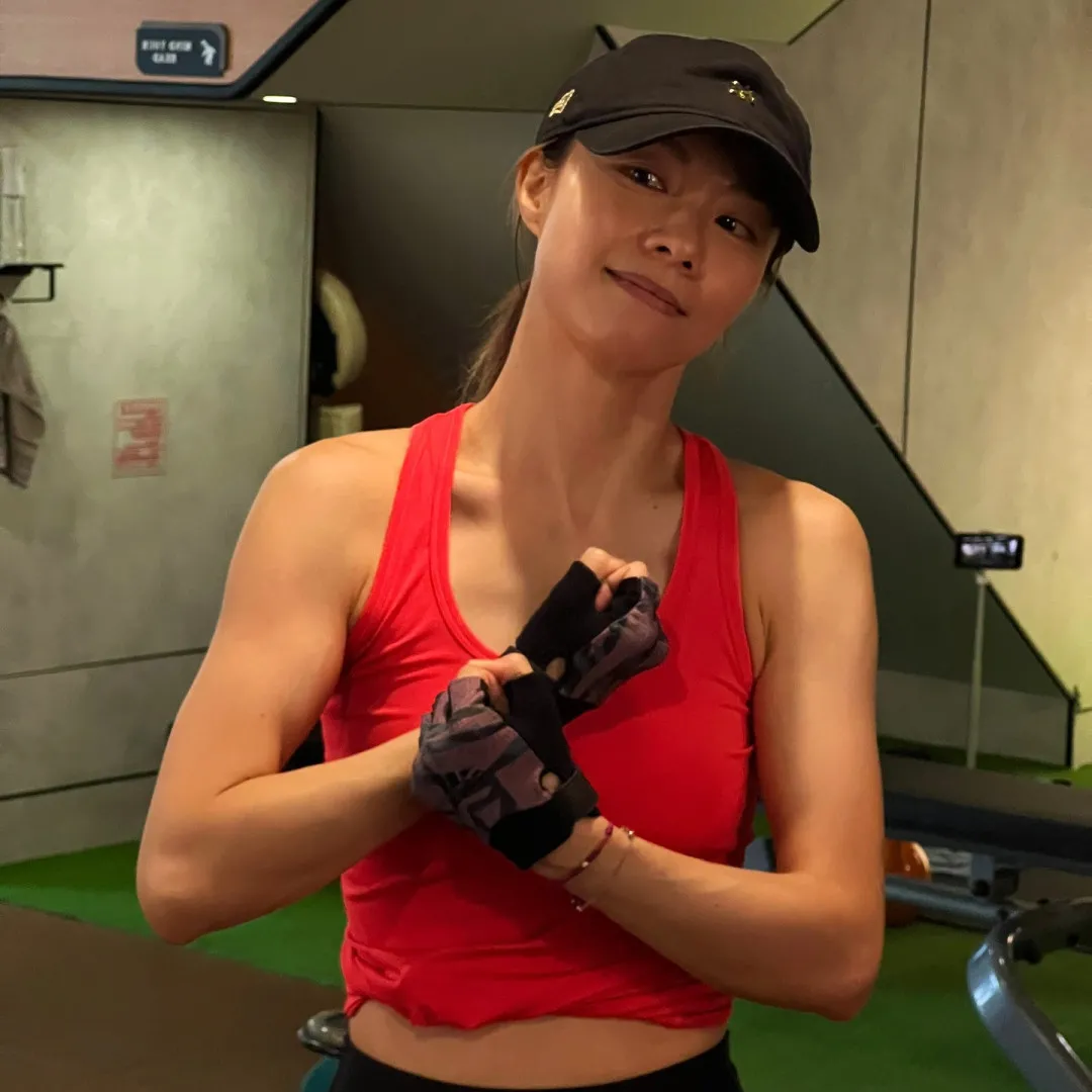 鄧麗欣Stephy演唱會曬「鋼筋級」背肌手臂震撼全場！零贅肉體脂極低健美身材令人驚嘆！