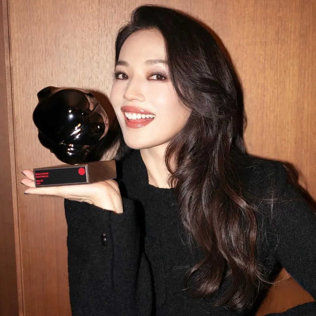 舒淇憑處女作《女孩》釜山影展獲最佳導演獎！台上哽咽感謝老公馮德倫包容