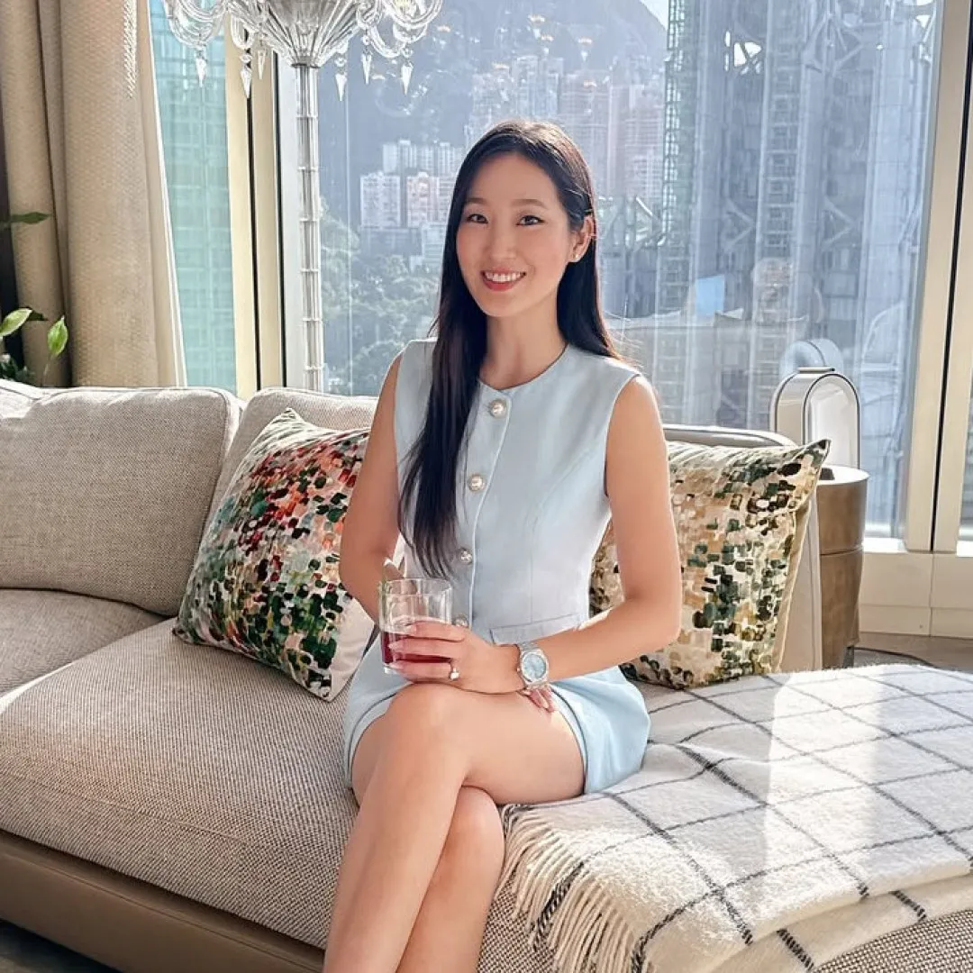 港姐黃碧蓮離巢後曬峇里島奢華婚照 前愛回家女星現身觀禮近況掀熱議！