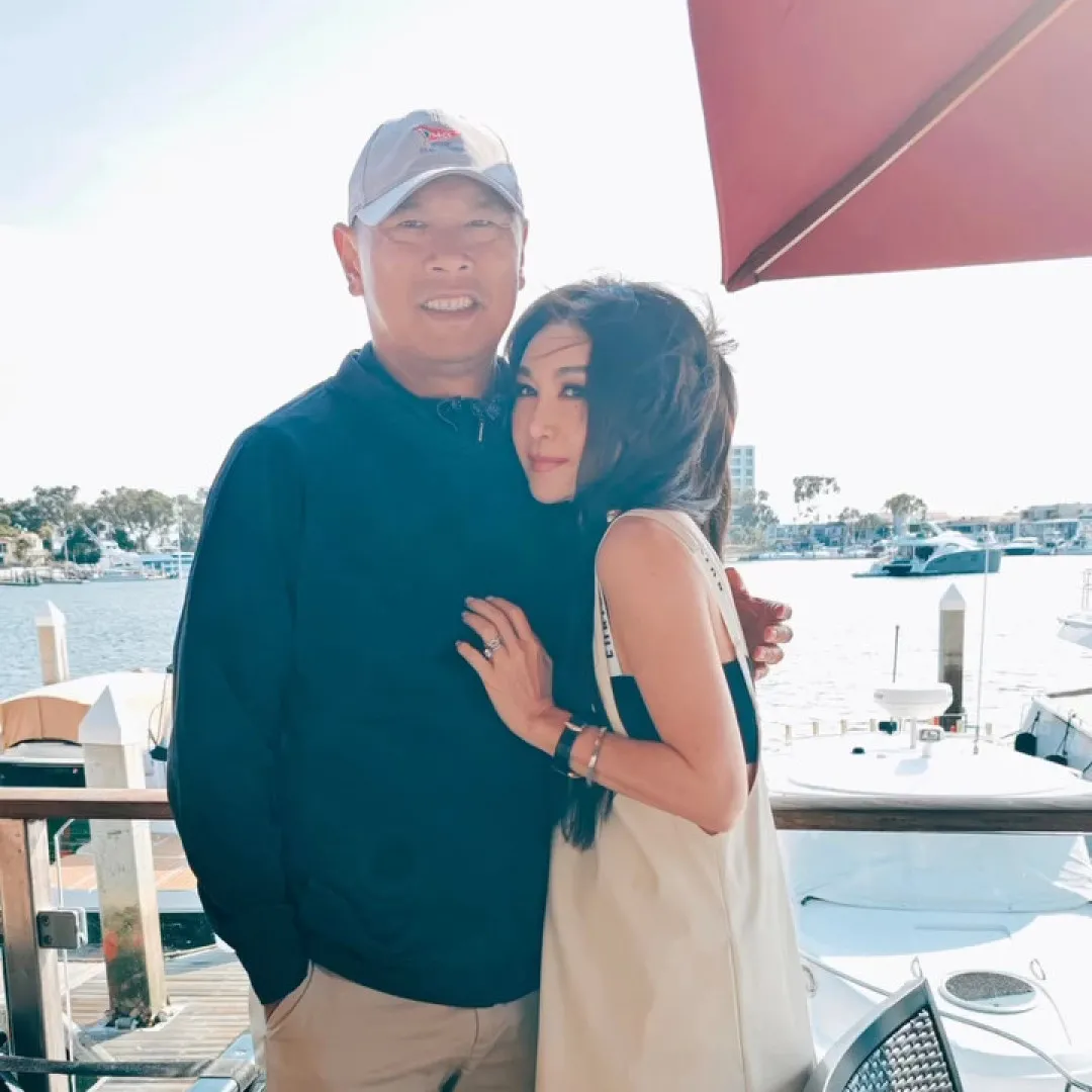 溫碧霞晒25年前絕密結婚相慶銀婚 公開示愛表白富商老公：love you！