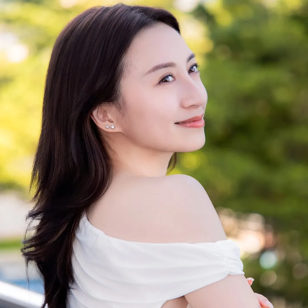 35歲視后龔嘉欣PE衫孖辮look走入校園！網民激讚毫無違和感似足中學生！