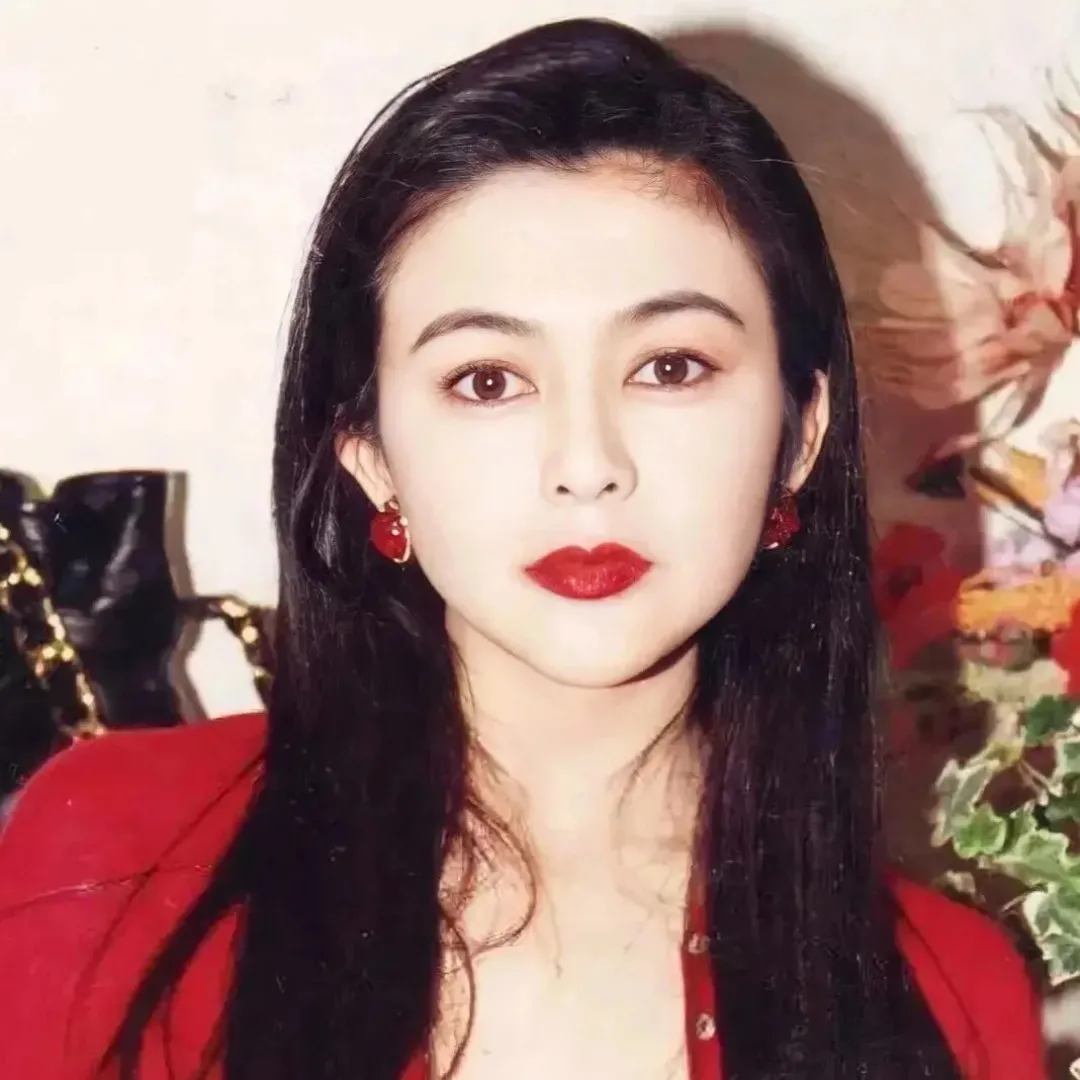 90年代女神關之琳被野生捕獲曝光最真實一面！63歲逆齡狀態驚人！網民：亞洲最美！