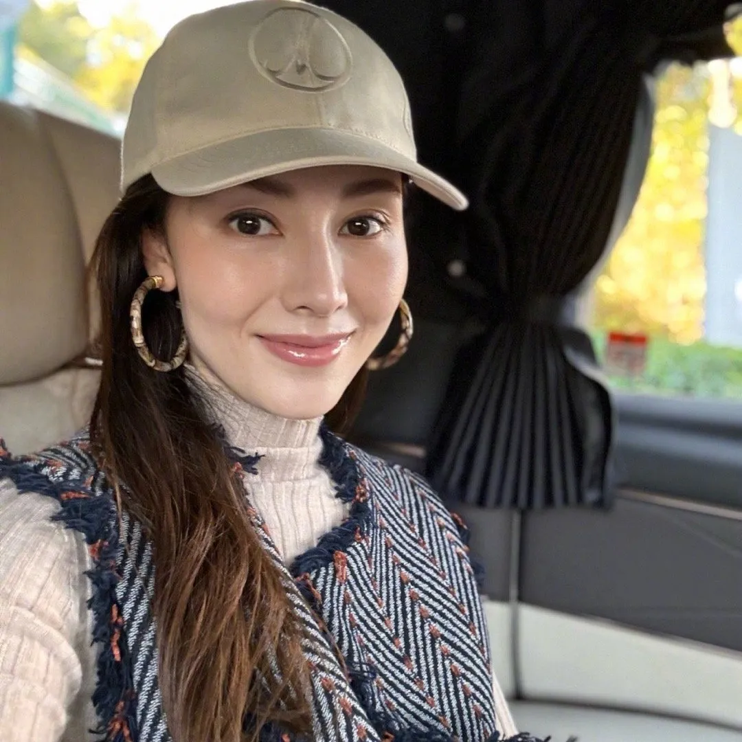 李嘉欣短裙騷美腿慶中秋 身後三代同堂照意外成焦點！揭百億豪門家族聲威！