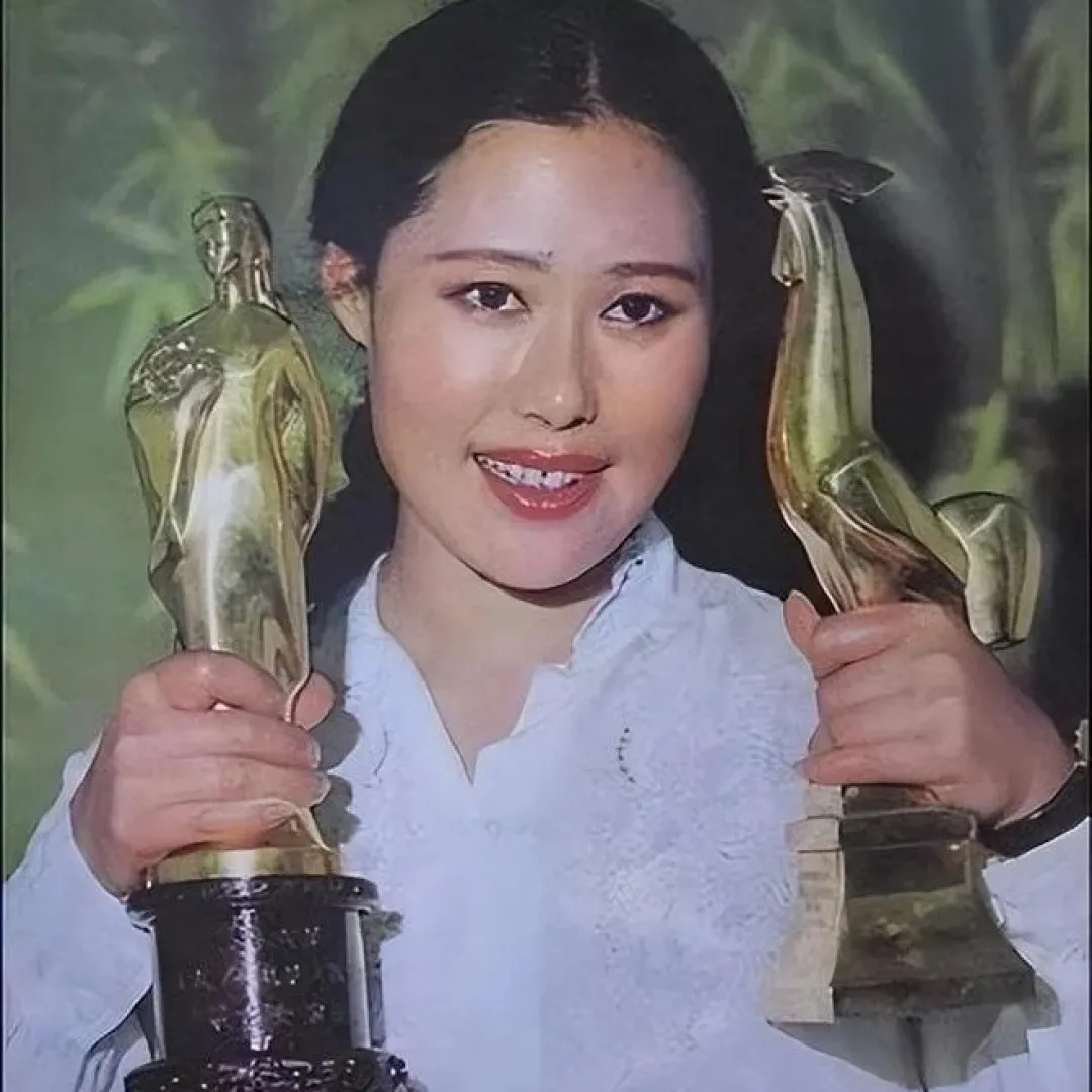 兩屆金像影后斯琴高娃機場生圖曝光滄桑老態！神情呆滯令網民感嘆：歲月不留人！