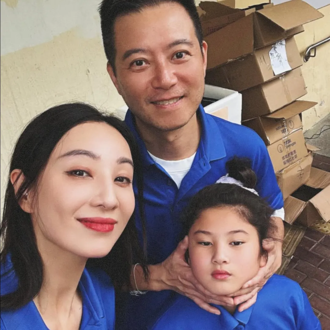 鄭希怡10歲囡囡暴風成長擁逆天大長腿！完美複製媽媽五官！表情多多萌爆網民！