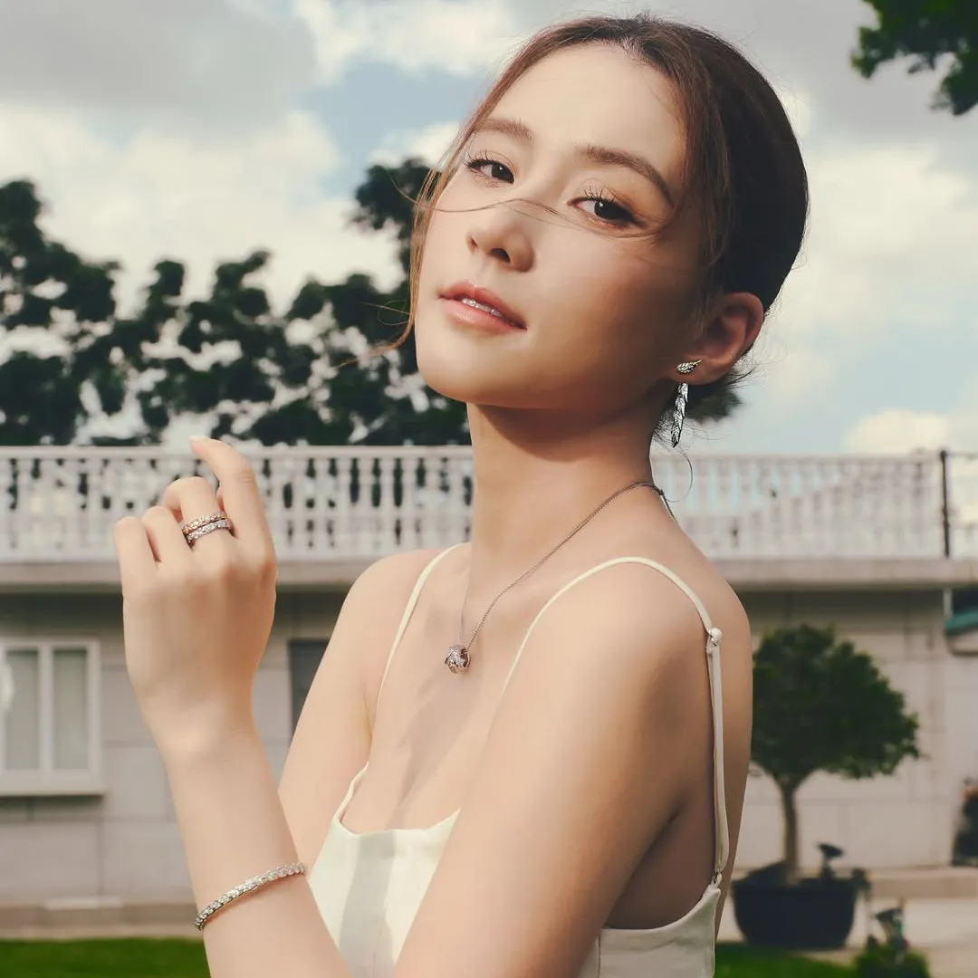 百億賭王千金何超蓮近照曝光8千呎山頂大屋！擁巨型泳池及花園！屋內佈滿天價藝術品！