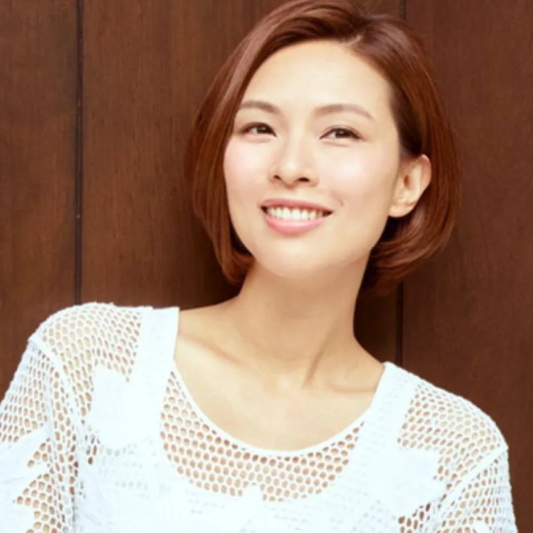 前港姐亞軍朱慧敏豪宅直播湊仔懶理形象著穿窿衫！曾獲醫生老公贈百萬藍籌股生活依然貼地！