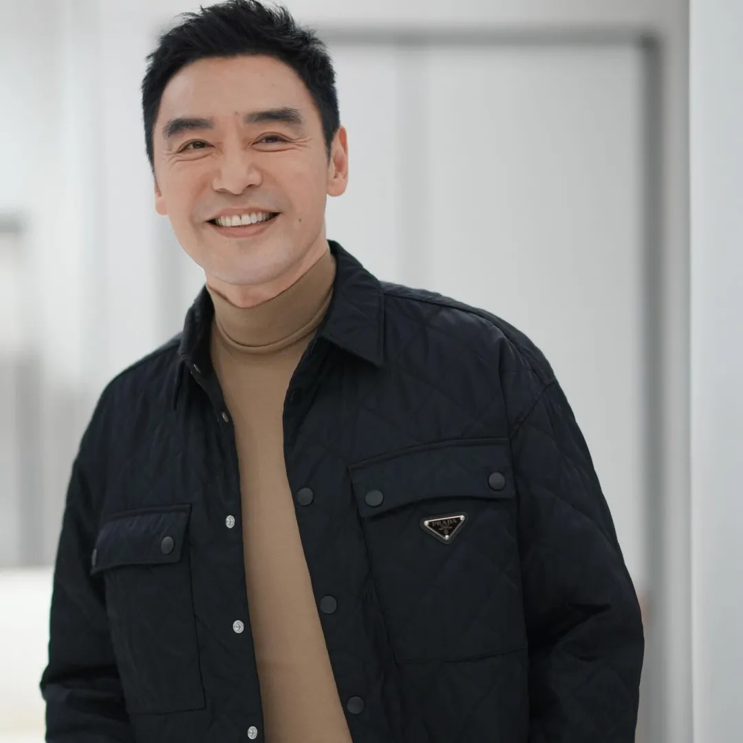 一代型男鍾鎮濤被野生捕獲真實狀態曝光！髮線後移現M字額！網民：這年紀也保養得不錯！