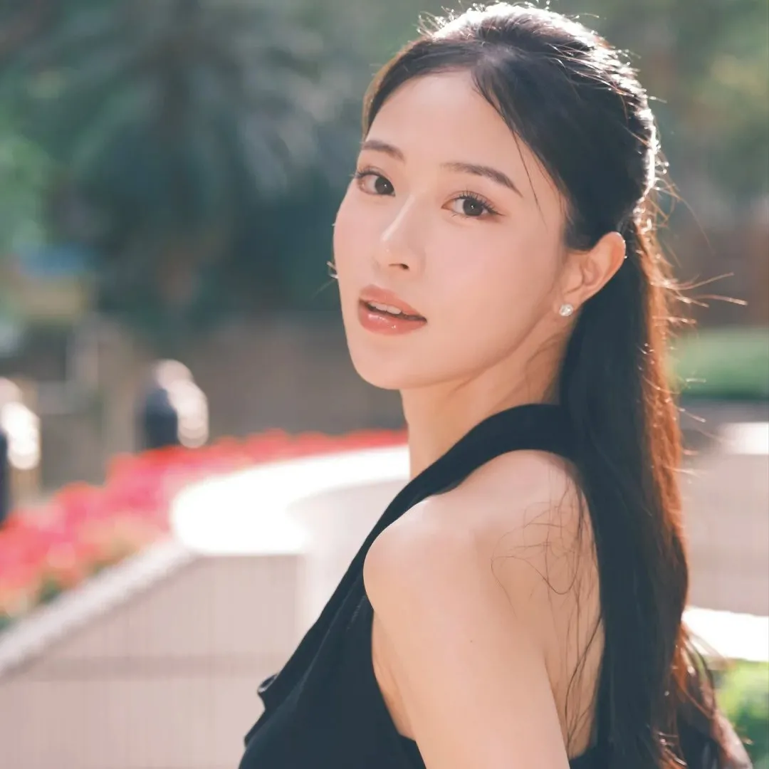 前港姐冠軍倪樂琳街拍重現李嘉欣當年絕世美貌！仙氣造型令人神魂顛倒！網民：驚為天人的美！