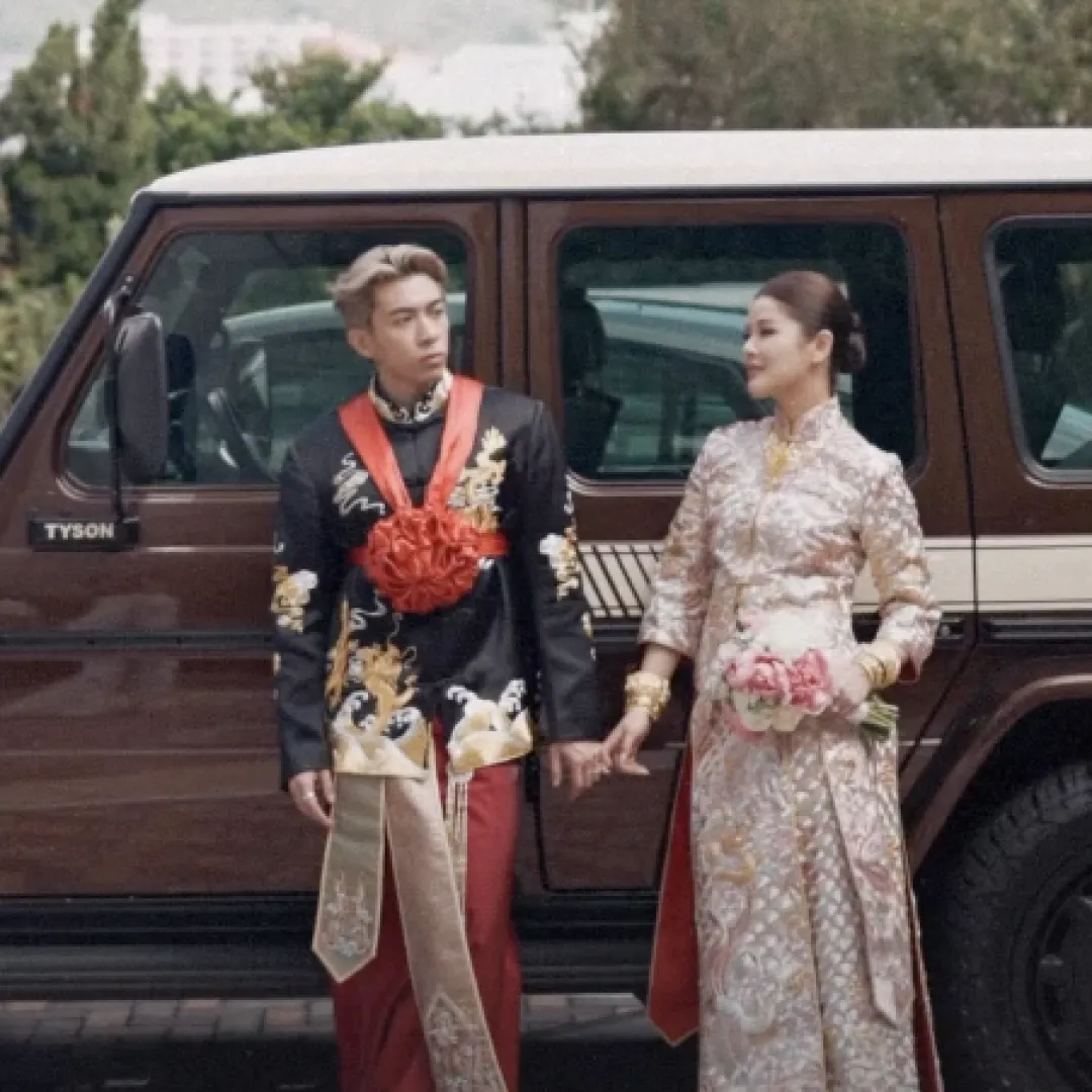 Tyson Yoshi補辦中式婚宴封老婆做「黃金戰士」！披褂皇戴巨型流星錘等金器