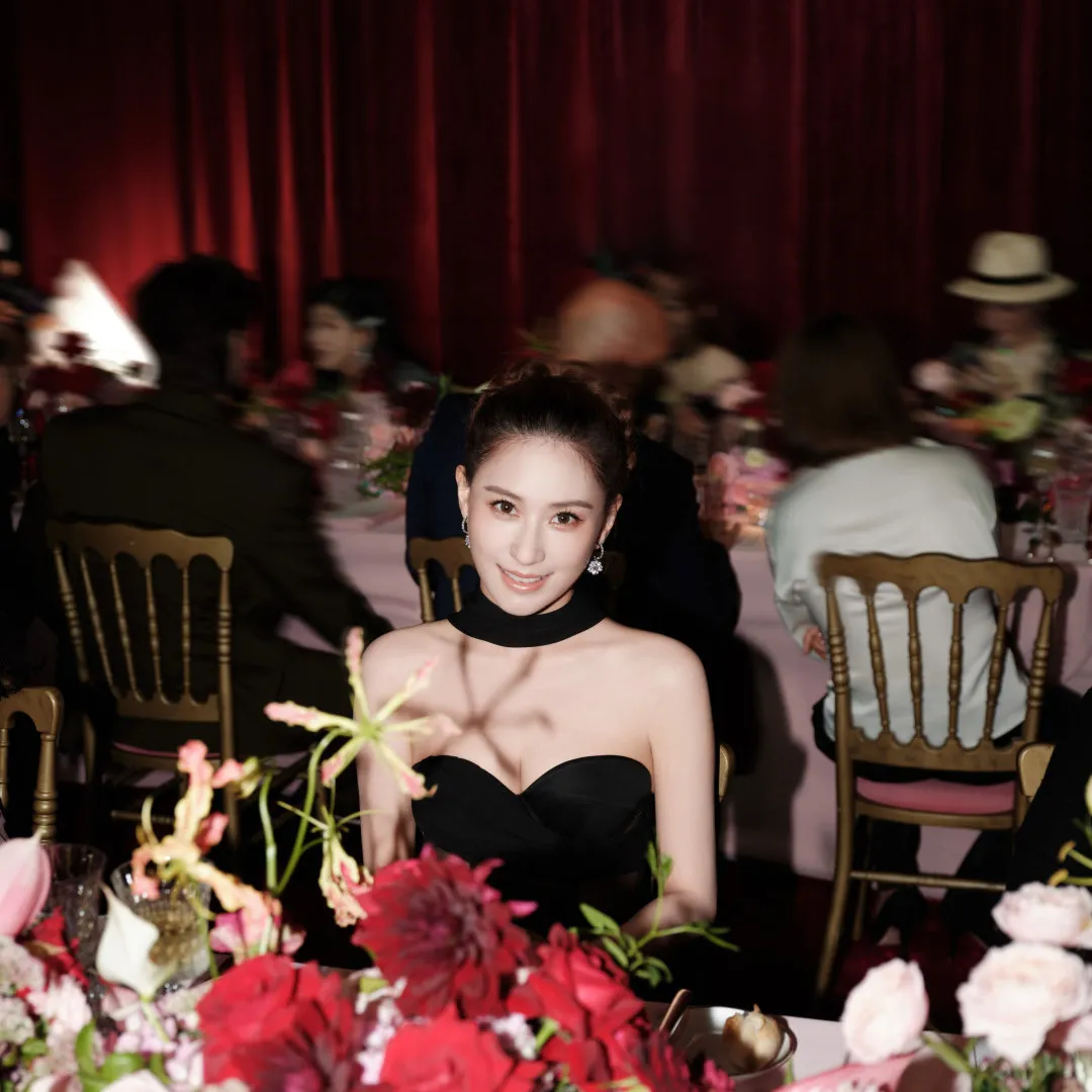 賭王「最美千金」何超蓮低胸透視裝出席晚宴盡顯逼爆身材！與老公竇驍多次傳婚變繼續笑而不語！