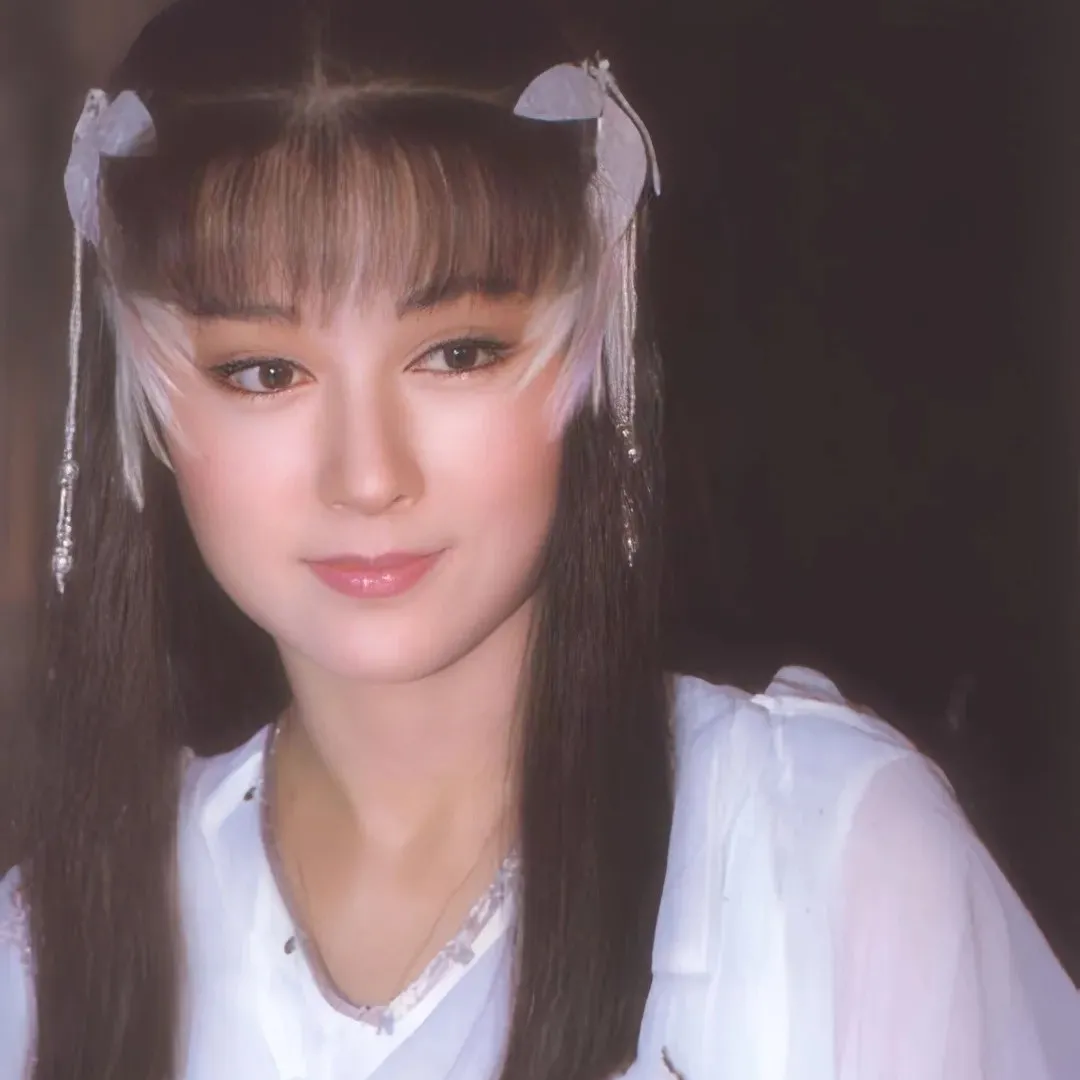 最靚邵氏花旦潘迎紫極罕現身性感打扮狀態驚人！76歲美到發光靠一招保持美貌不變！