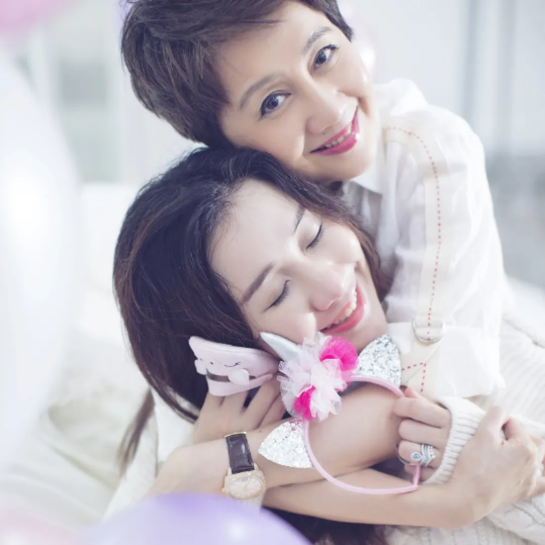 賭王千金何超盈6歲囡囡長相極罕曝光！擁健康小麥肌！五官輪廓似足爸爸辛奇隆！