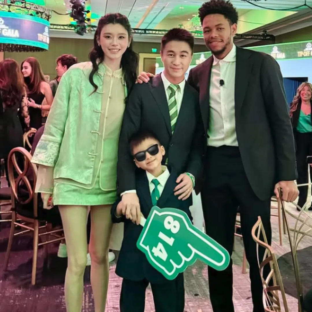 何猷君罕曬賭王長孫正面照！完美遺傳媽媽長腿五官超似爸爸