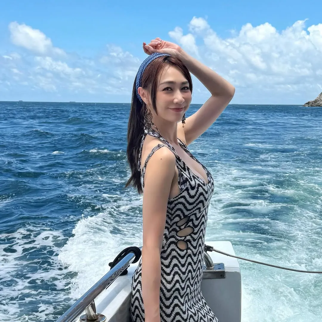 前港姐冠軍黃嘉雯趁未轉涼上演性感泳衣放題！火辣身材一覽無遺！狀態媲美當年參賽時期？！