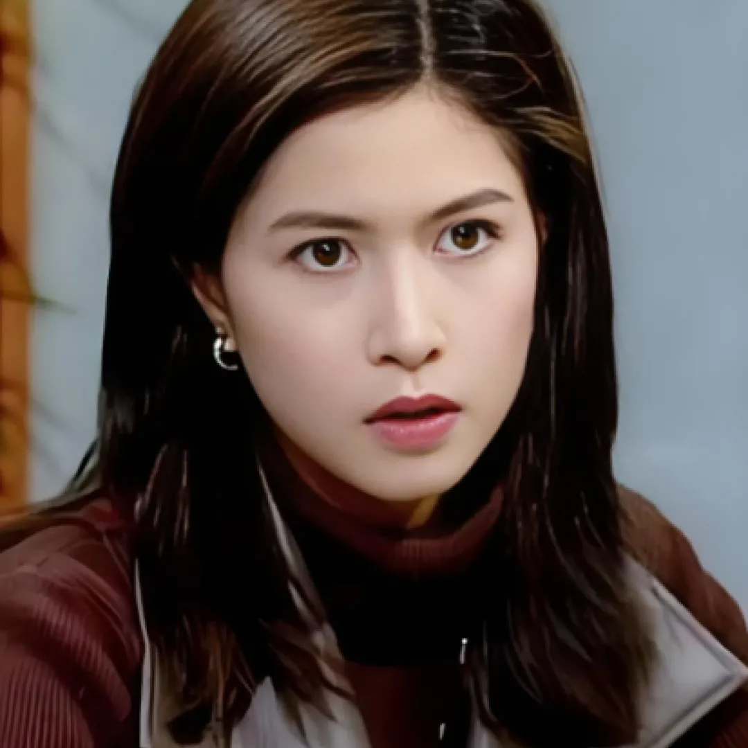 前TVB一線花旦邵美琪久違現身即被多位小鮮肉包圍！60歲風韻猶存打扮低調仍難掩巨星風采！