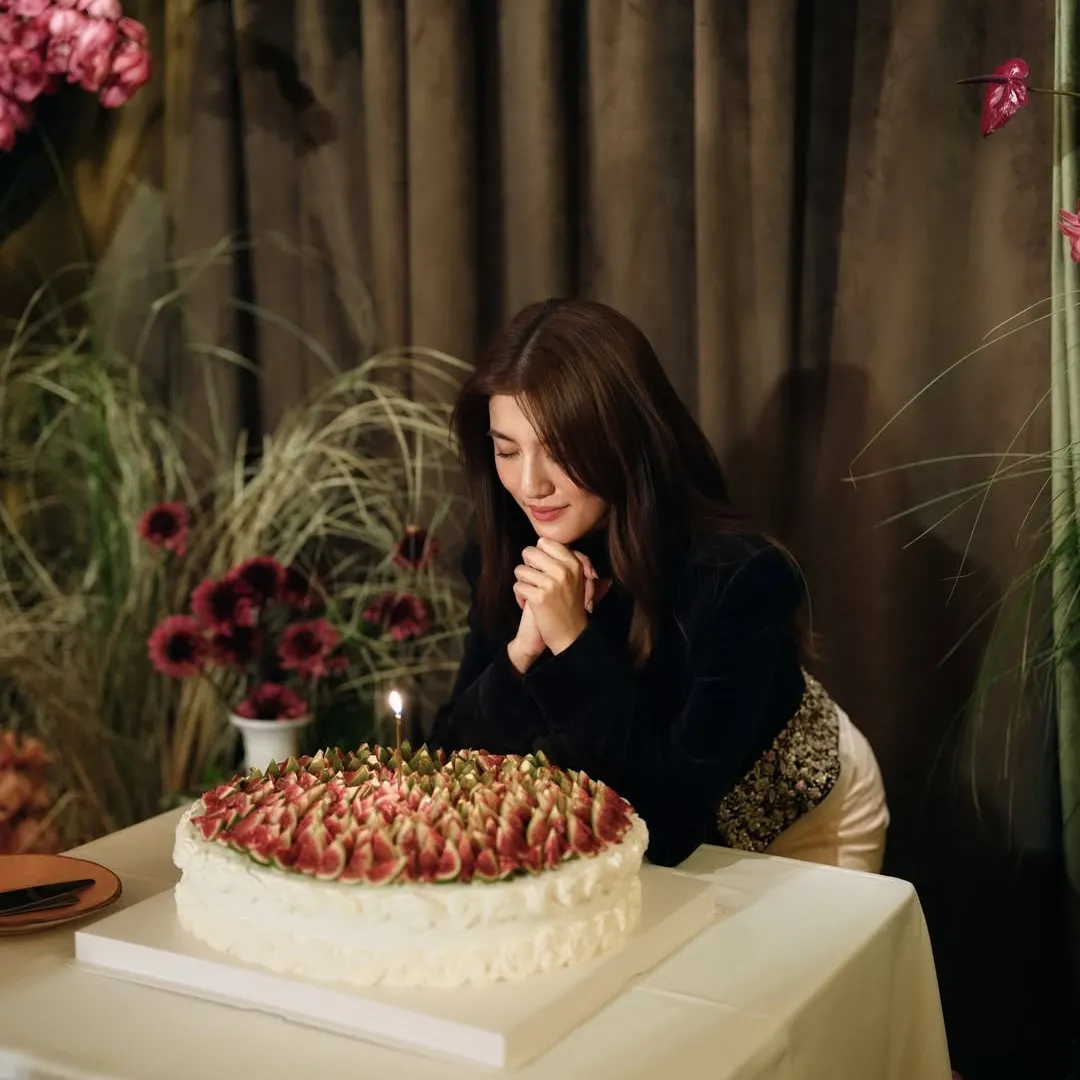 百億新抱吳千語奢華花海中慶生 黑紗長裙大騷美腿勁吸睛