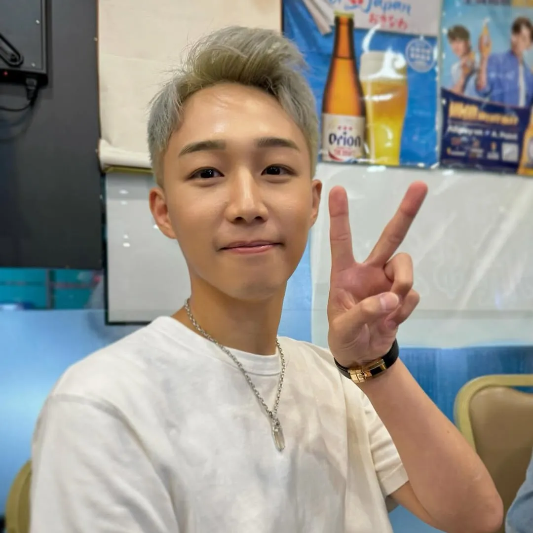 30歲TVB小生容天佑過大禮晒多對龍鳳鈪！金器珠寶擺滿一桌極盡奢華！