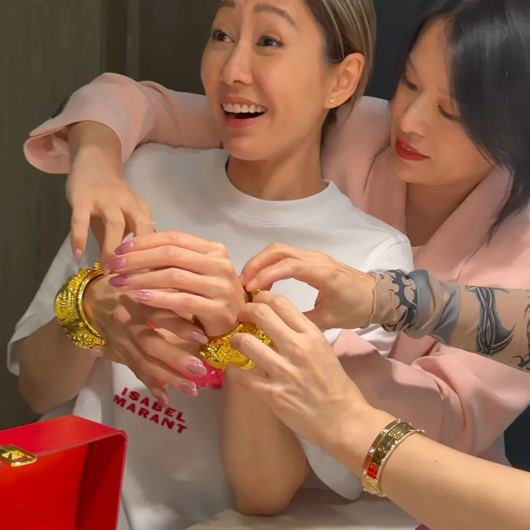 胡杏兒豪贈六位數龍鳳鈪賀胡定欣新婚 網民驚見定欣腹部隆起疑有喜雙喜臨門