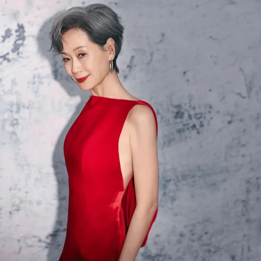 一代女神葉童吊帶DeepV晚裝大曬白滑香肩少女身材！ 逆齡回春狀態驚艷網民！凍齡全靠一秘訣？！