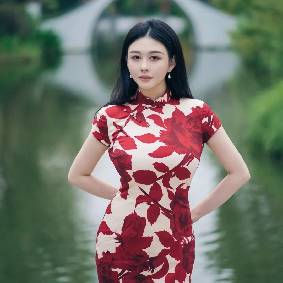 「最美星二代」沈月cosplay白蛇 超貼身旗袍造型照震撼眼球！