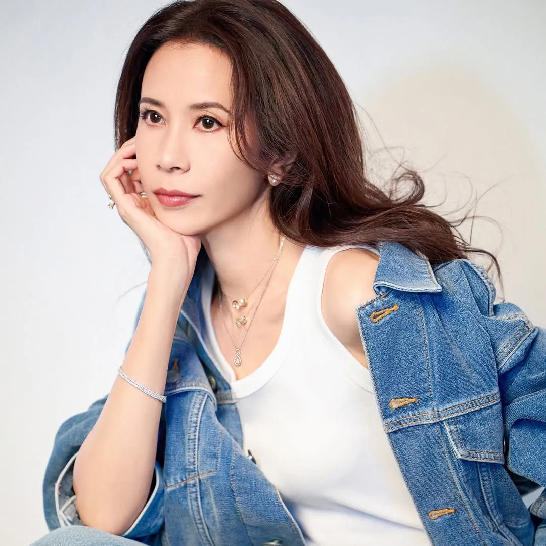 莫文蔚街頭被捕獲絕美側臉被網民讚爆！55歲肌膚白裡透紅充滿少女感！