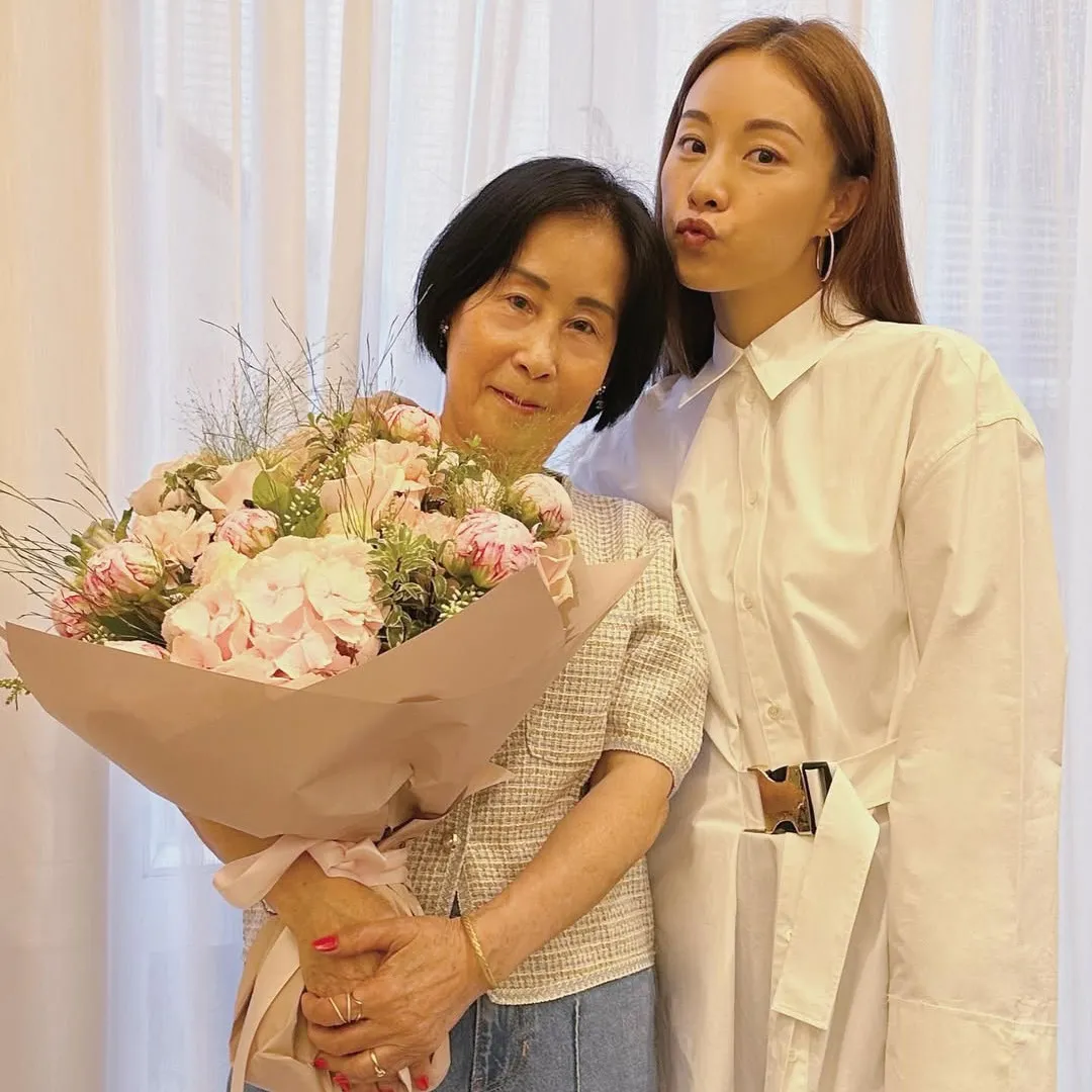 鄧麗欣罕晒靚媽合照餅印樣似足姊妹！70歲媽媽駐顏有術！網民：不顯老！