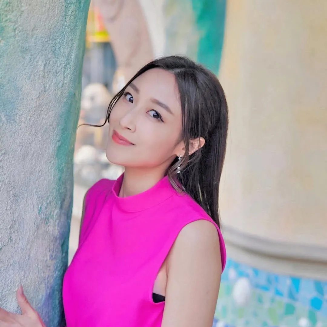 前東張女神黃愷怡宣布順產誕下一女晒全家福！產後抱B坦言：經歷人生最痛都值得！