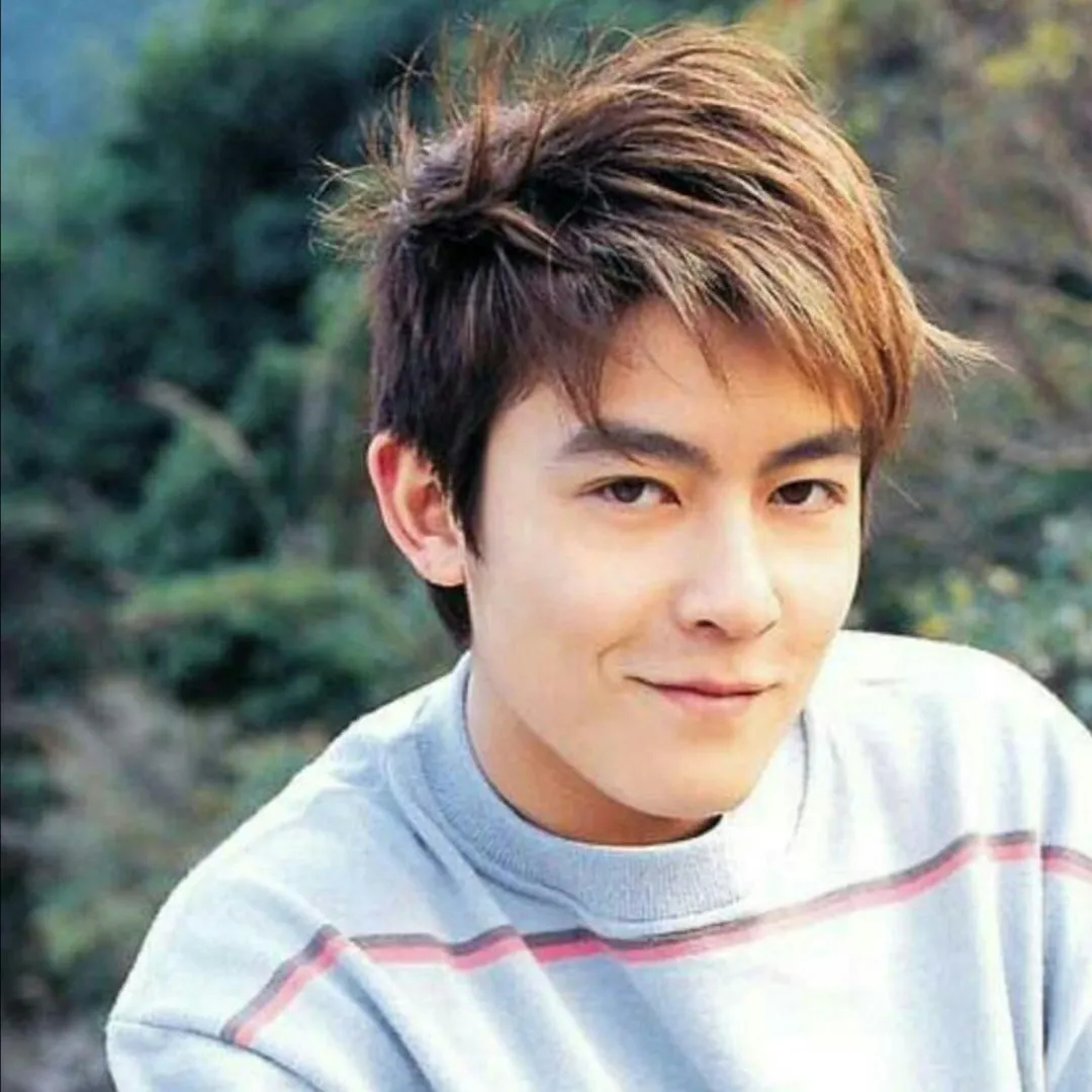 陳冠希爸爸久違露面帥氣長相撳熱議！五官深邃高大威猛獲讚「狀態比兒子還要好」‌ 