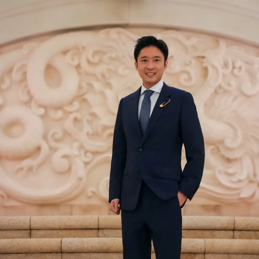 百億富三代霍啟山疑攜女伴現身細佬婚禮！眼利網民發現二人形影不離關係非比尋常！