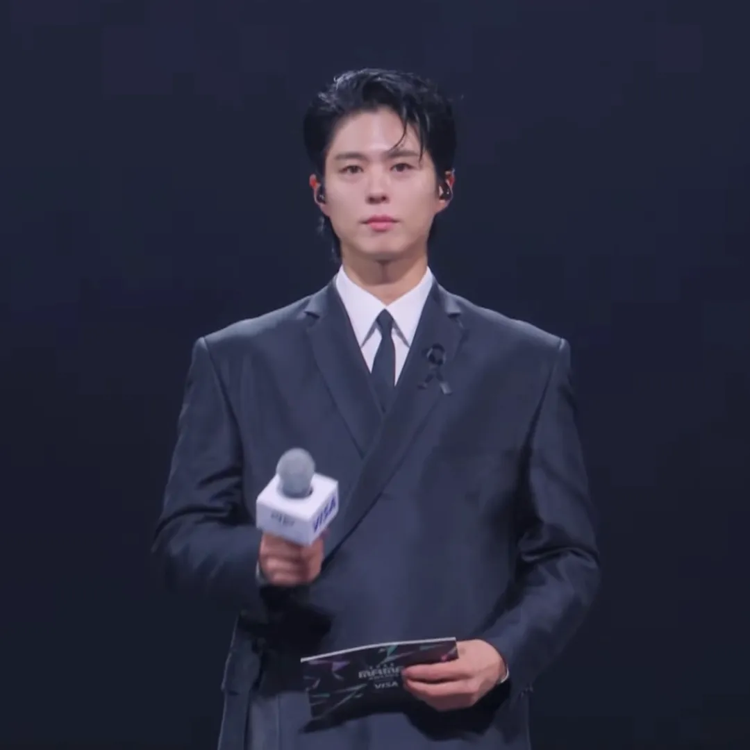 MAMA 2025｜朴寶劍主持悼念默哀環節 男團RIIZE以廣東話為香港打氣（不斷更新） 