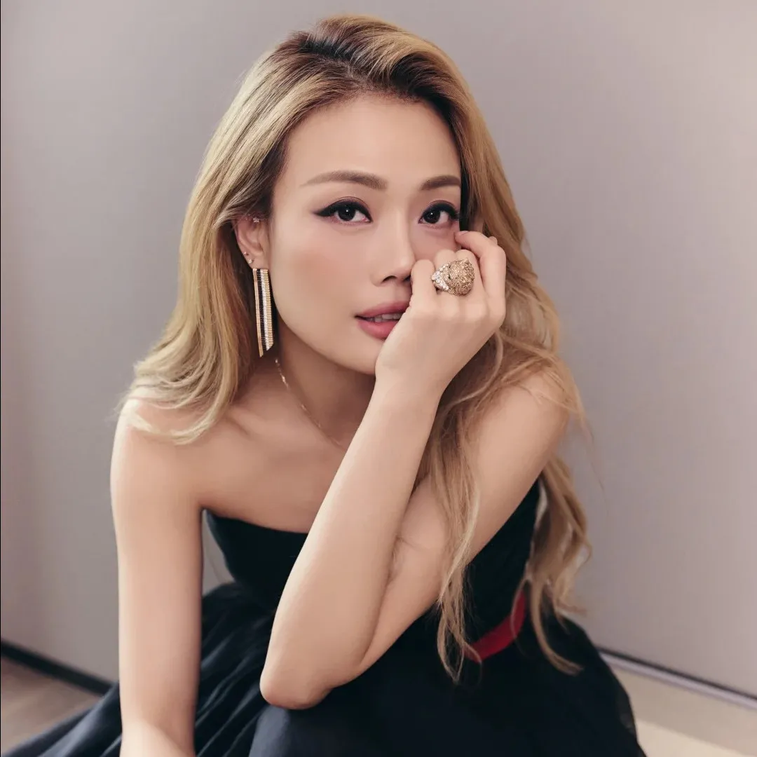 大埔五級火災｜容祖兒全黑演出強忍悲痛用音樂送暖！祈願粉絲無病無災！約定「唱到108歲」！