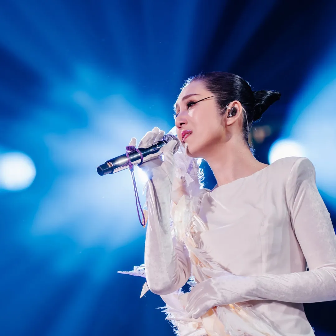 楊千嬅演唱會紅館第三場 中途突發生驚險意外！ 特技人懸吊高空滯留至完場！