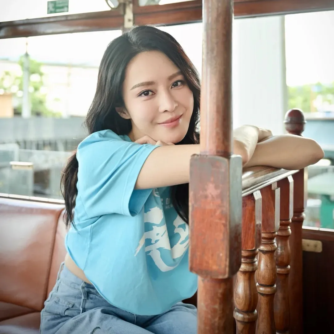 張曦雯拍劇被捕獲零濾鏡生圖曝光！短裙晒43吋逆天長腿震撼視覺！